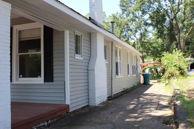 Building Photo - 204 N Ash St
