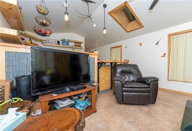 Building Photo - Cozy Downtown Cottage