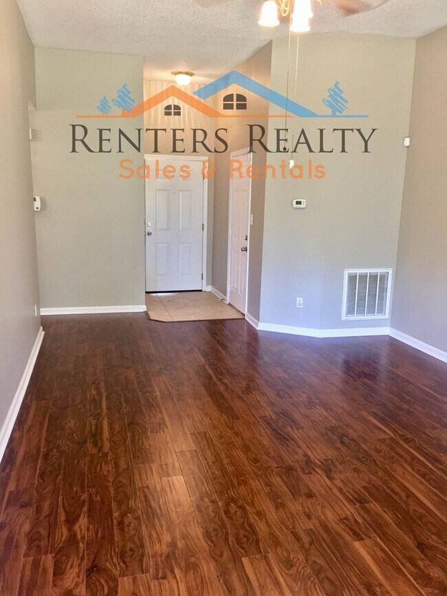Building Photo - 3 Bedroom House with Open Floor Plan & Fen...