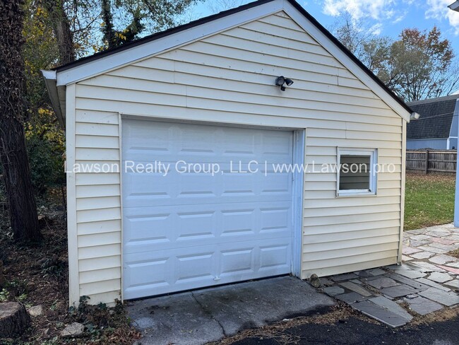 Foto del edificio - Raleigh Court Three Bedroom with Garage