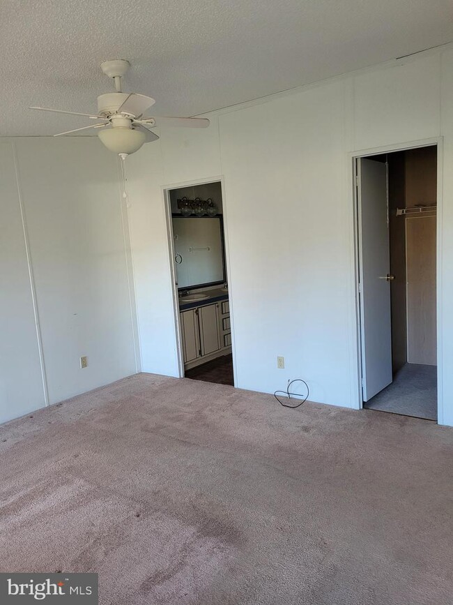Building Photo - 44354 Forest Landing Rd