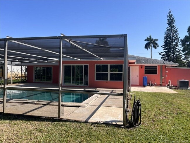 Building Photo - 652 NW Sunset Dr