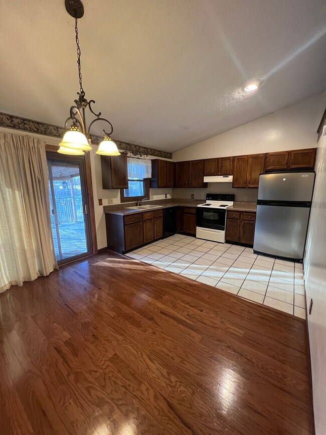 Building Photo - LARGE 4 BEDROOM 2 BATH TRI-LEVEL!