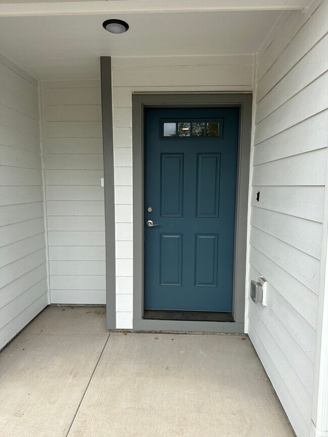 Building Photo - Brand New 3 Bed / 3 Bath Duplex! First Mon...
