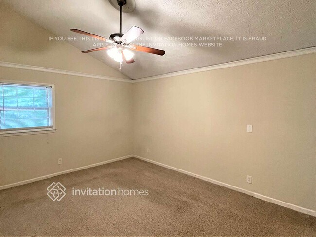 Building Photo - 1386 Larkview Dr SW