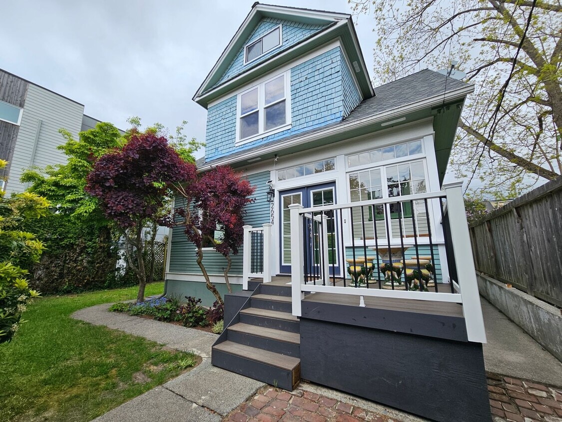 Primary Photo - 3 Bed 3.5 Bath Stunning Northwest Style To...
