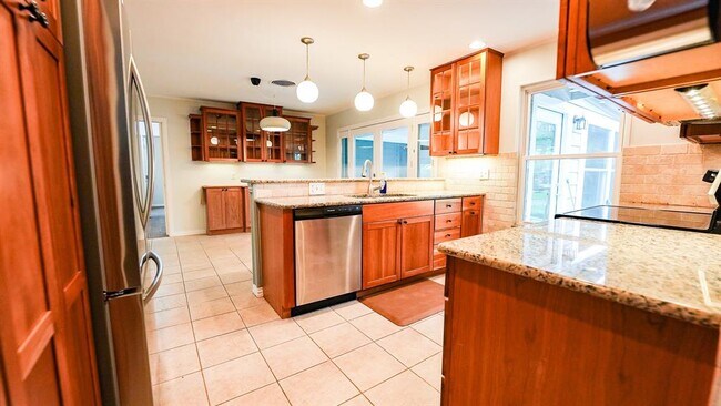 Building Photo - 2207 Fair Oaks Dr