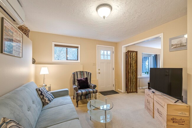 Building Photo - Studio style one bedroom in SW all Utiliti...