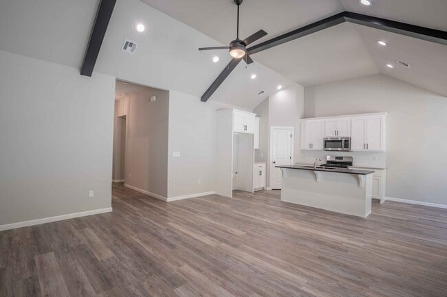 Building Photo - Stunning 3 Bed 2 Bath In Quiet Neighborhood