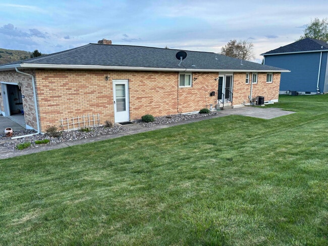 Building Photo - 93 Briarwood Dr