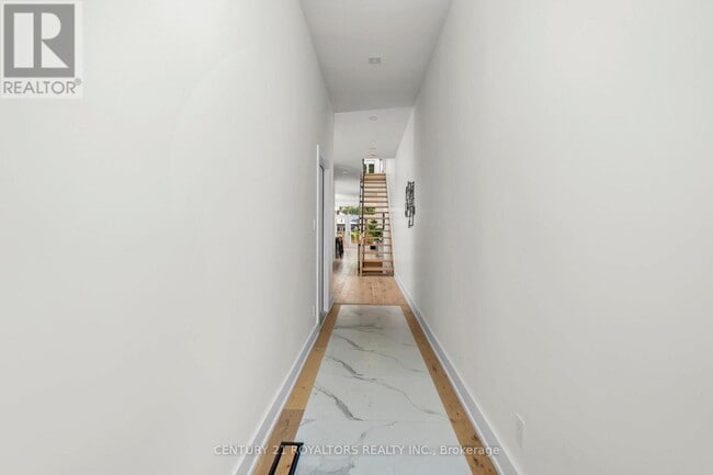 Photo du bâtiment - 5B Pine Ave N