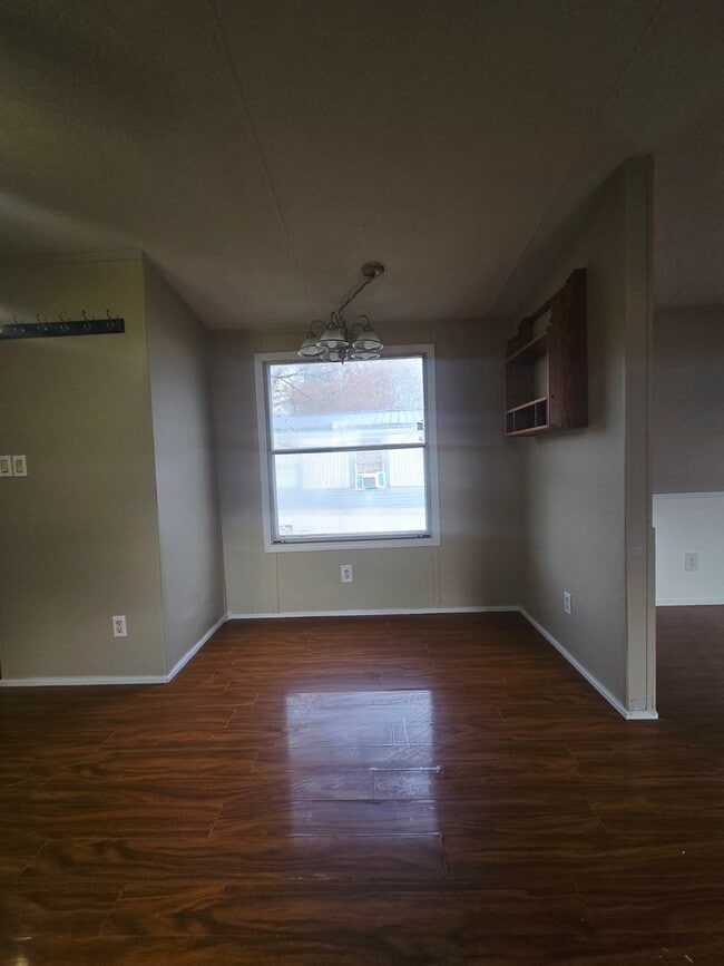 Building Photo - 3 bedroom, 2 bath Mobile Home in Yorktowne