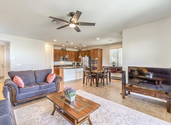 Foto del edificio - Summerlin Stunner- Spacious Backyard, Stri...