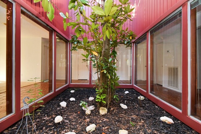 Building Photo - 403 Westwood Dr