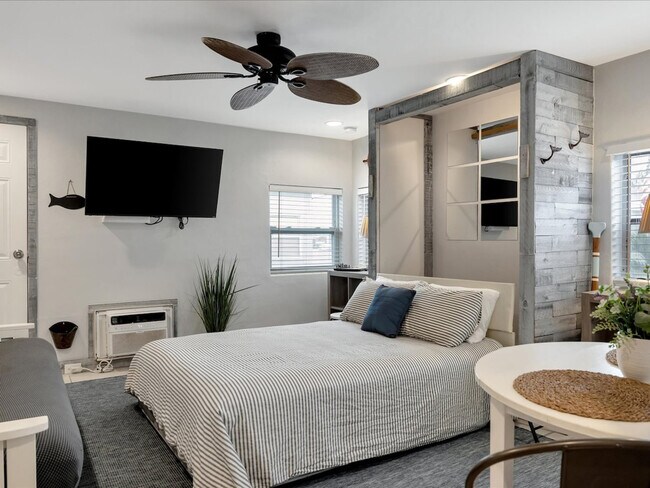 Building Photo - 483 E Shore Dr