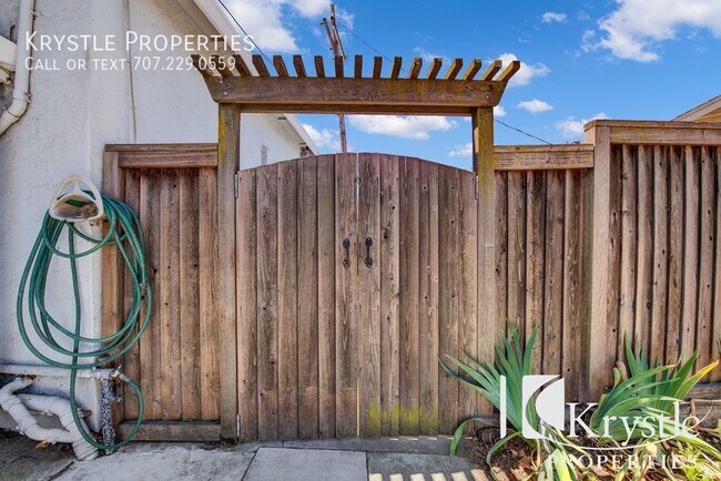 Building Photo - Darling, studio apt with private courtyard...