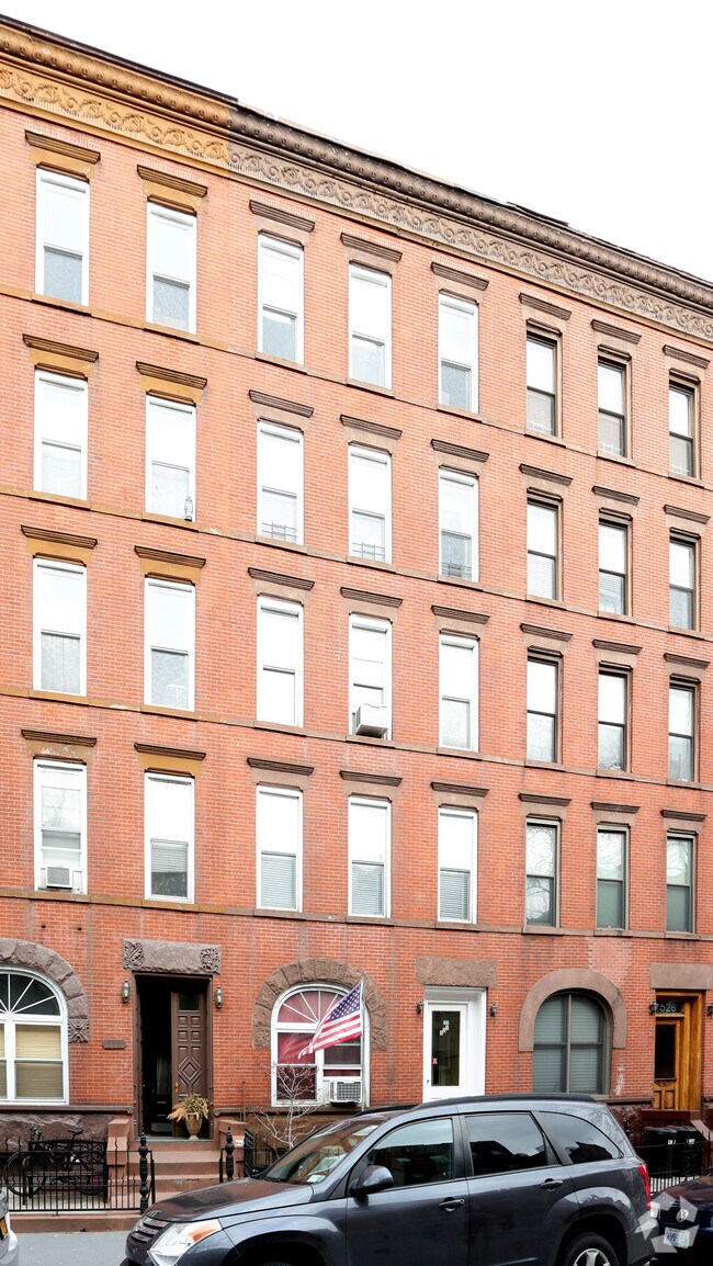 Building Photo - 528 Henry St