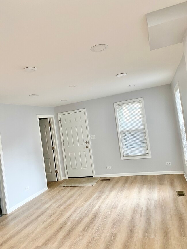 Building Photo - 1026 W 20th Pl