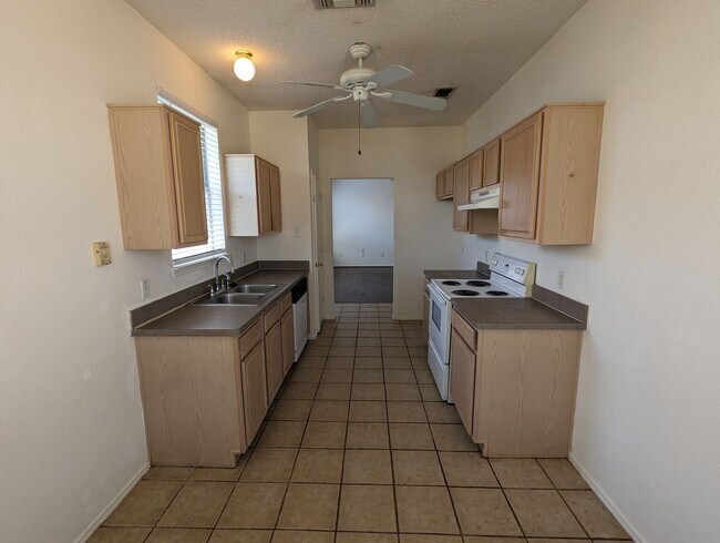 Building Photo - Cute 3 bedroom in Marine Creek