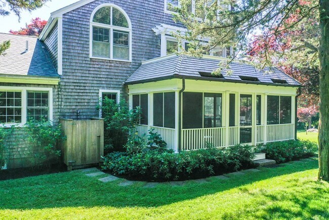 Building Photo - 9 Lawrence Ave