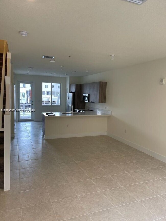 Foto del edificio - 6450 NW 102nd Path