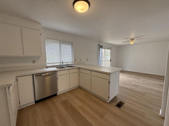 Foto del edificio - 16055 SW Theresa Ct