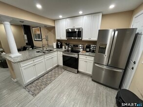 Building Photo - 246 Hallock Ave