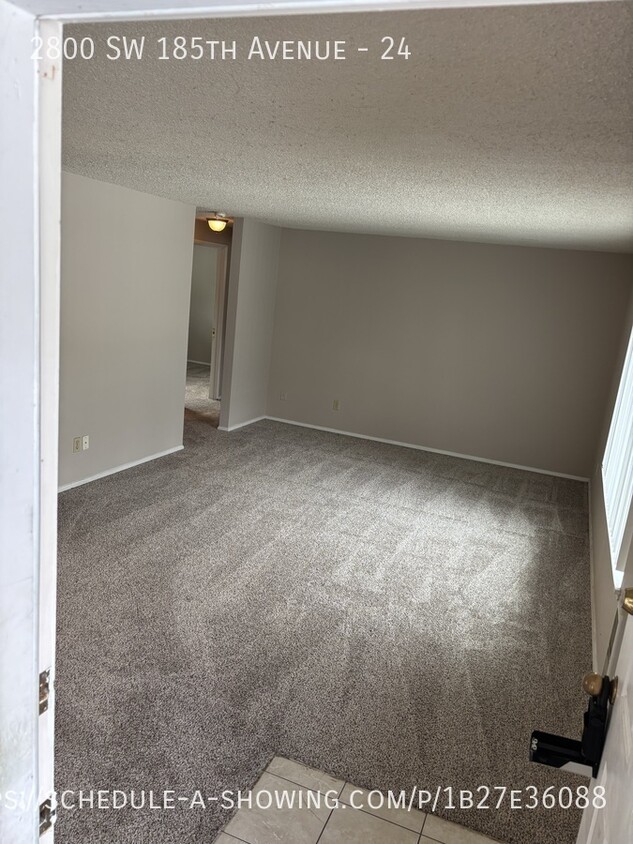 Foto principal - 2br Upstairs Unit - ALOHA CREST APTS Water...