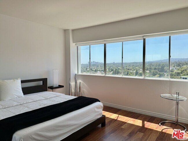 Foto del edificio - 999 N Doheny Dr