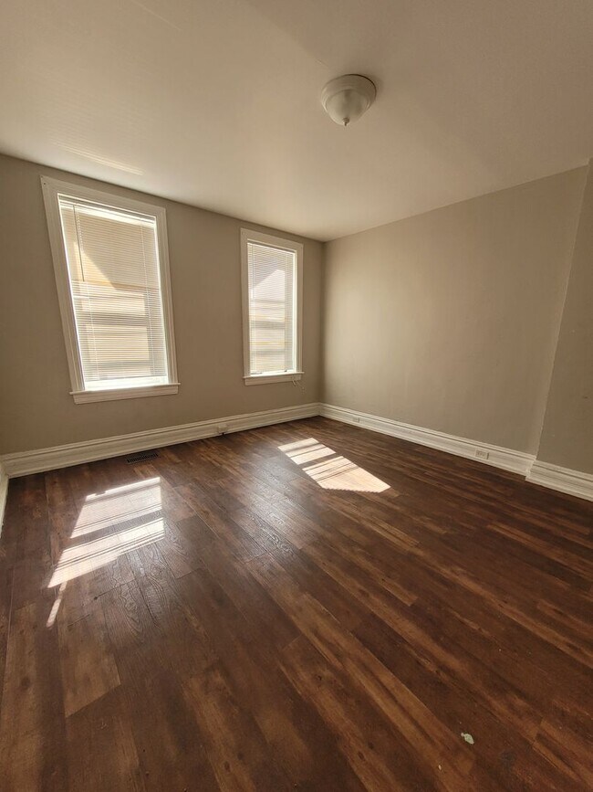 Foto del edificio - 257 E College Ave