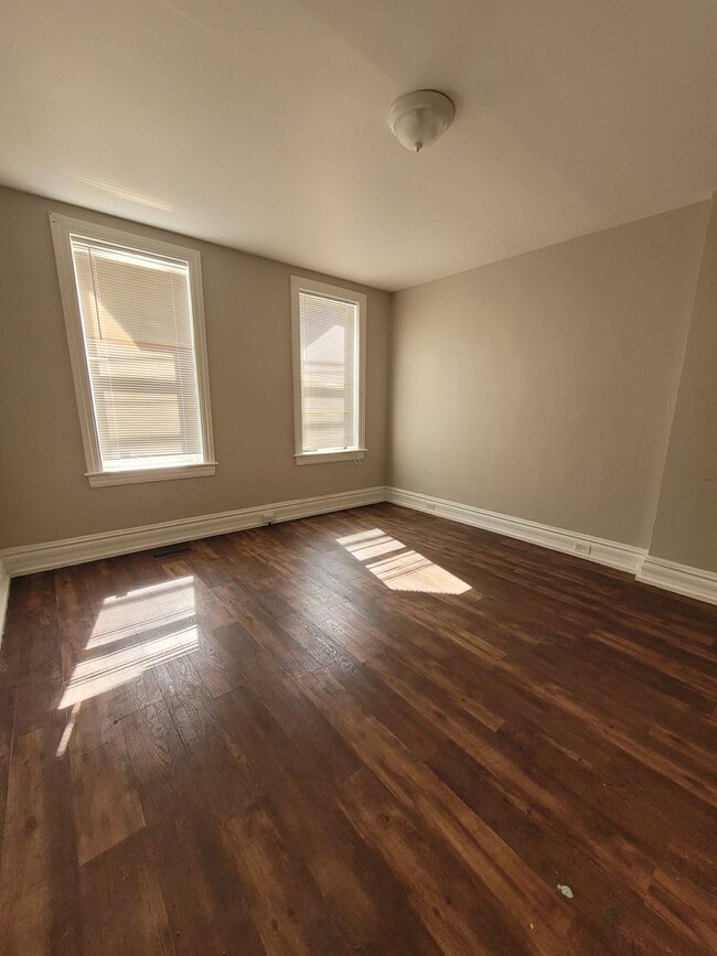 Building Photo - 257 E College Ave