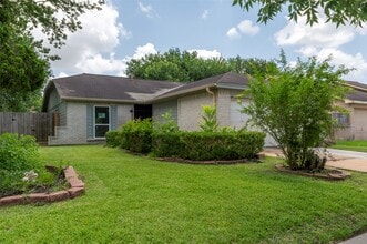 Building Photo - 10703 Highland Woods Dr