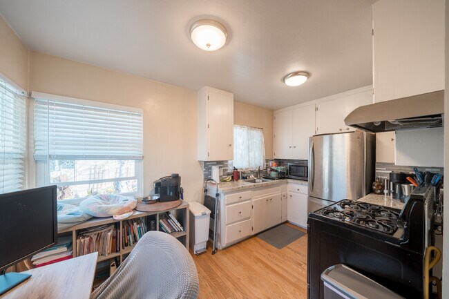 Building Photo - 1919 Ebers St