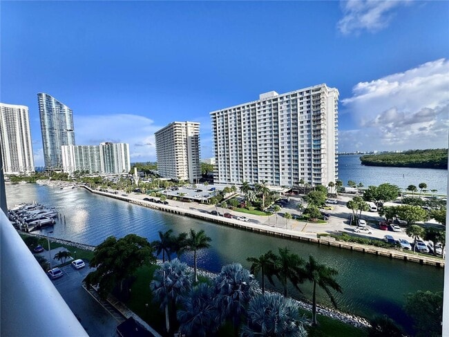 Building Photo - 400 Kings Point Dr