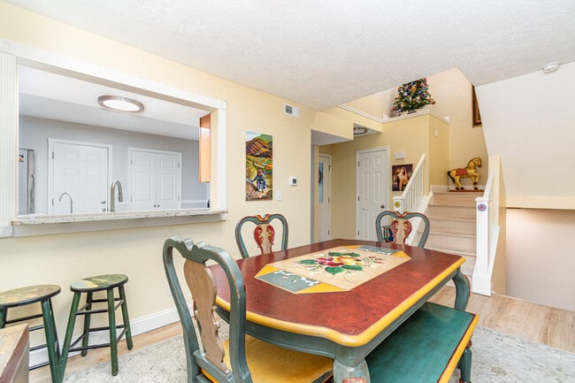 Foto del edificio - 1632 Shady Cove Ln