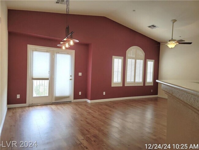 Building Photo - OUTSTANDING UNIT IN GREAT COMMUNITY!! Clos...