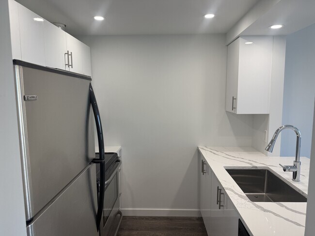 Building Photo - 811 Helmcken St