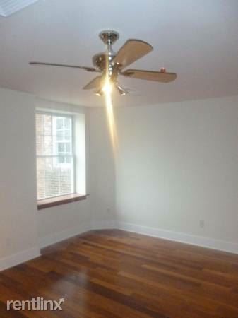 Building Photo - 601 W Park Ln