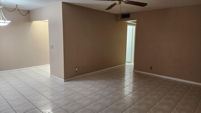 Building Photo - 251 Fanshaw F