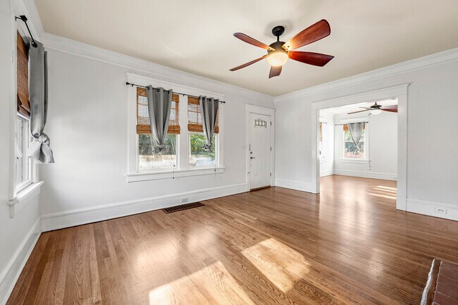 Foto del edificio - 139 E Lake Terrace SE