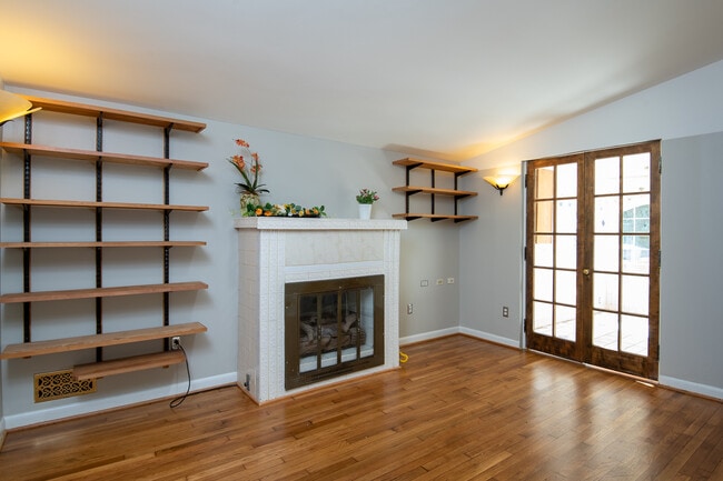 Building Photo - 318 Hillsboro Dr