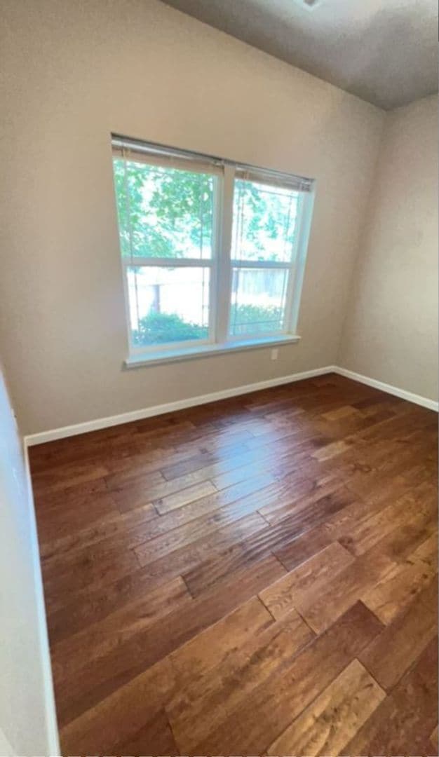 Building Photo - 3 bed 2 bath with Garage, Yard & Laundry