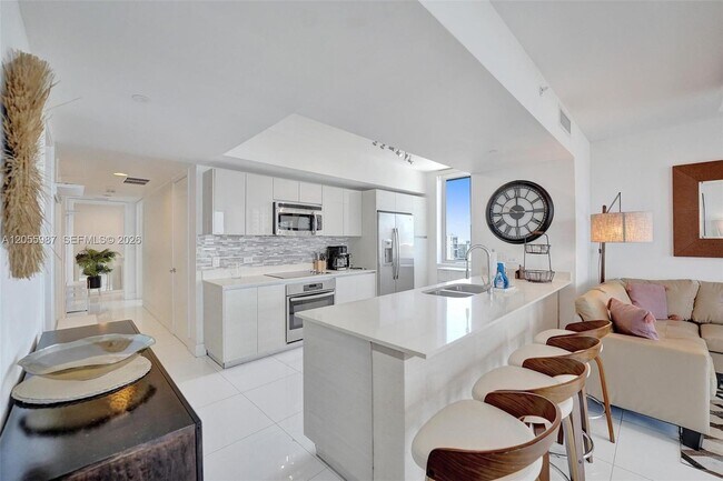 Building Photo - 2600 E Hallandale Beach Blvd