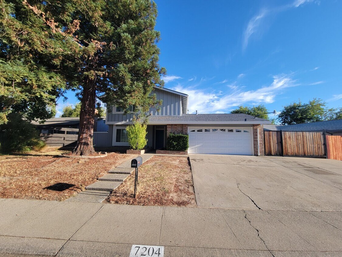 Foto principal - Spacious 3 Bed 2.5 Bath in Citrus Heights