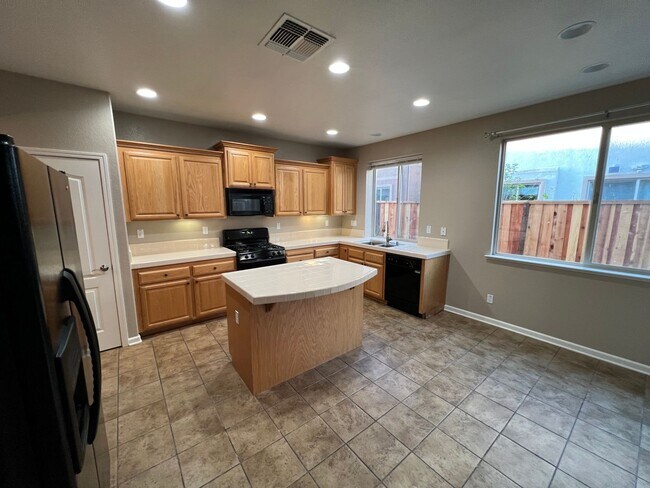 Foto del edificio - 3315 San Vicente Rd - Bridgeway Lakes 95691