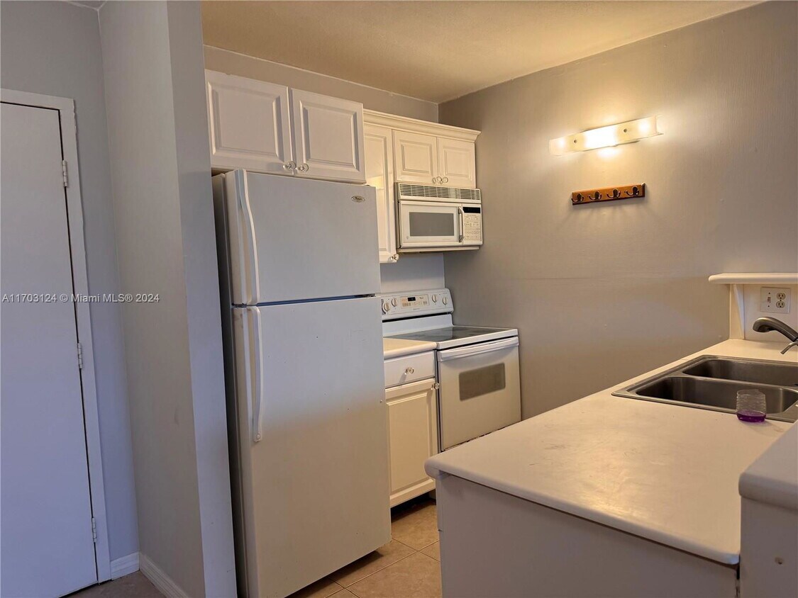 Foto principal - 2501 Riverside Dr