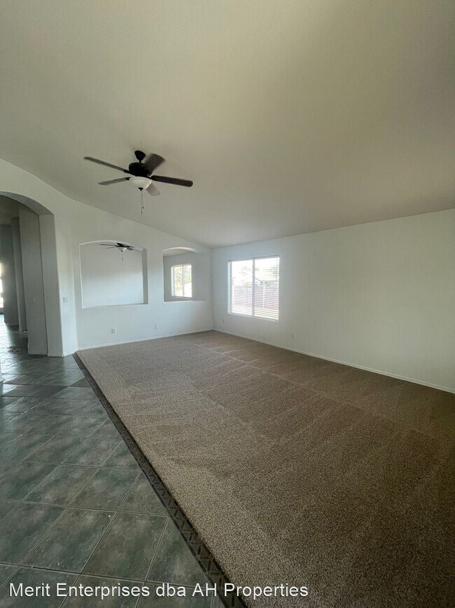 Building Photo - 3 br, 2 bath House - 1149 E MORGAN CT