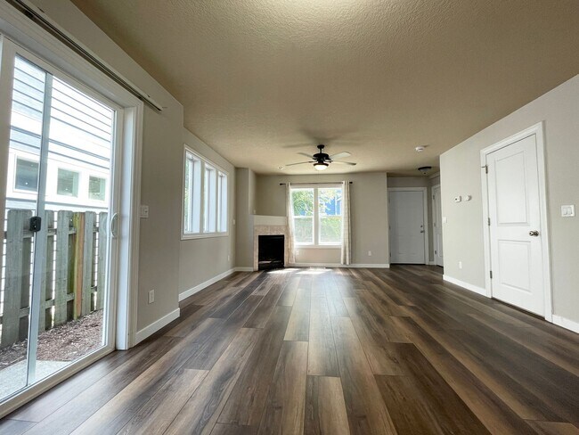 Foto del edificio - Lovely St Johns Home with Attached Garage, Outdoor Space, Washer/Dryer In Unit