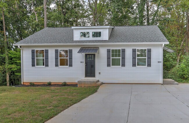 Unidad A - Un piso con mucho estacionamiento - 345 W Stewart Ave