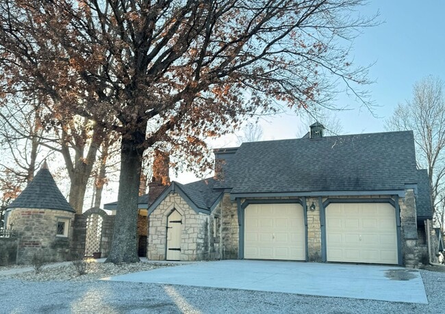 Building Photo - Luxury country rental 4x3 gated off black top!